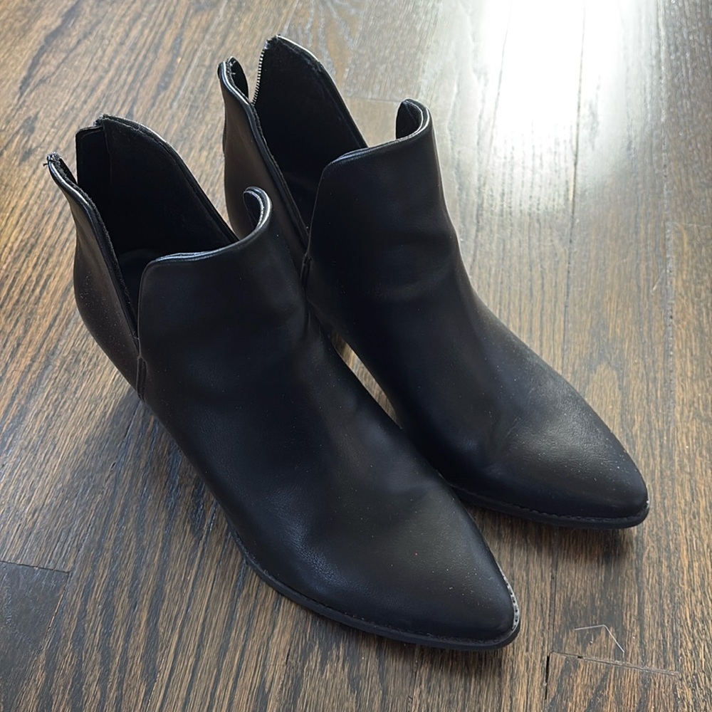 Ladies black ankle zip-up booties by Sand and Stone (size9)